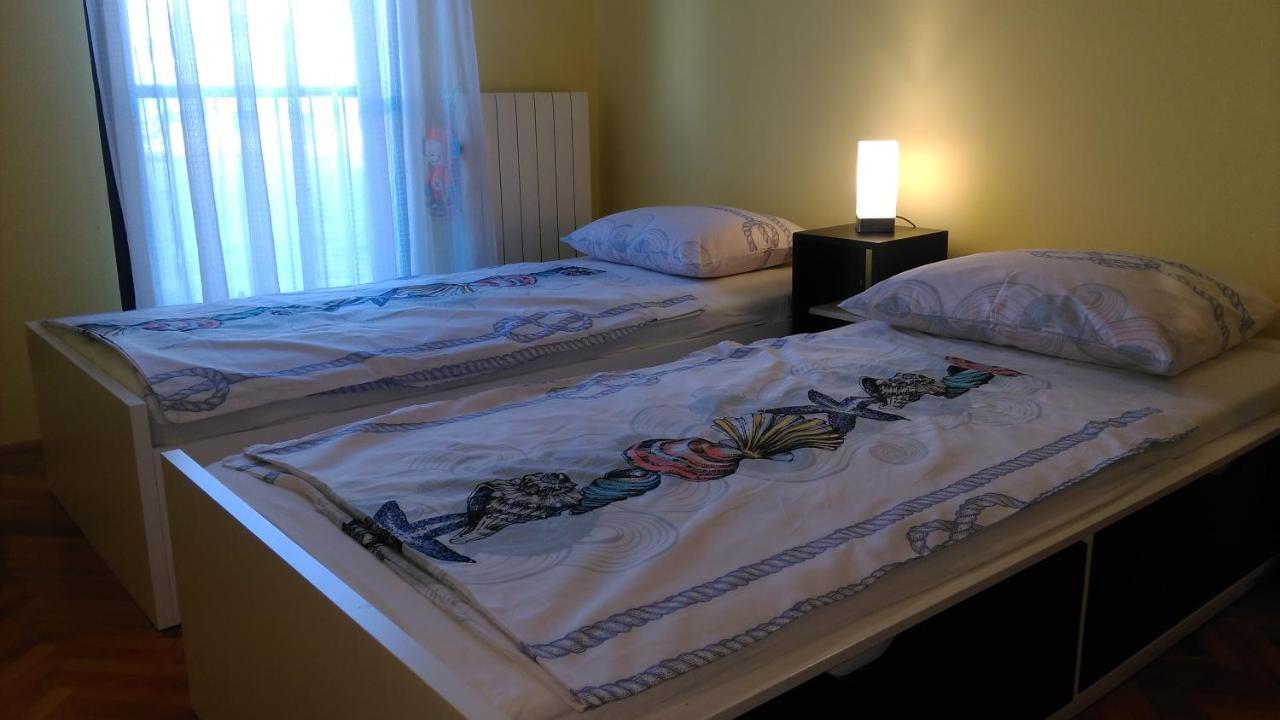 Lair By The Sea - Stoja, * Pula
