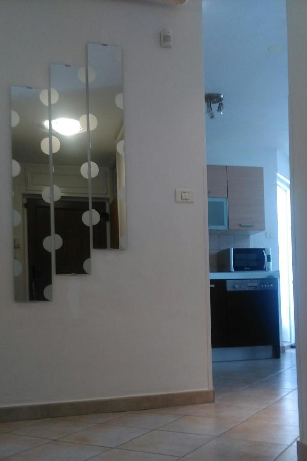 Lair By The Sea - Stoja, * Pula