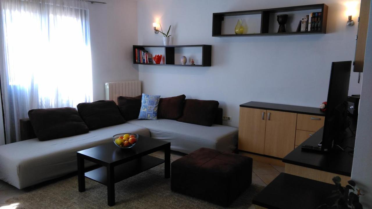 Lair By The Sea - Stoja, Pola